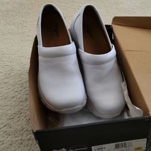 NEW Nurse Mates Libby White size 9.5 with bonus - toe protector